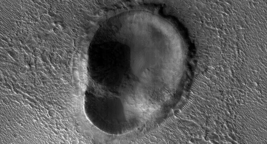 NASA's Mars Reconnaissance Orbiter Spots "Ear" of the Red Planet