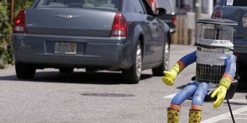 "Hitchbot" الروبوت الذي "وثق" في البشر و كانت نهايته مأساوية ! 