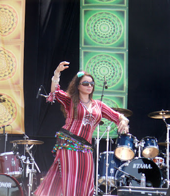 Natacha Atlas bellydances, Harmony Festival