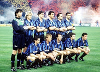 F. C. INTERNAZIONALE DE MILÁN - Milán, Italia - Temporada 1990-91 - Zenga, Klinsmann, Berti, Ferri, Battistini, Bergomi; Bianchi, Brehme, Pizzi, Paganin y Matthäus - A. S. ROMA 1 (Rizzitelli), INTER DE MILÁN 0 - 22/05/1991 - Copa de la Uefa, final, partido de vuelta - Roma, estadio Olímpico - El INTER se proclamó Campeón al haber vencido 2 a 0 en la ida