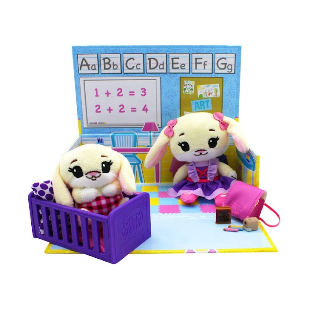 Peluches grande sœur et bébé Lapin Tiny Tukkins et école en carton.