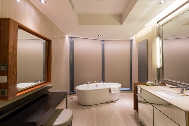 Hyatt Regency Bangkok Sukhumvit King Bed Deluxe Room Bathroom