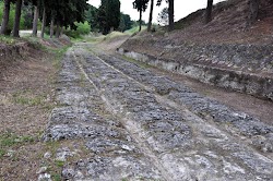  Η οδοποιία στην Αρχαία Ελλάδα σε συσχετισμό με τον σημερινό σιδηρόδρομο, σε μία συνοπτική παρουσίαση.  Μία μελέτη βασισμένη κατά κύριο λόγο...