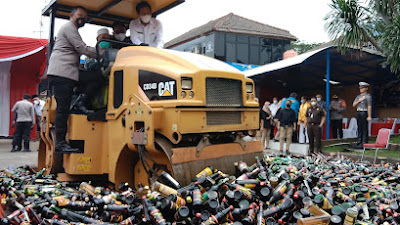 Polres Metro Tangerang Kota Musnahkan Barang Bukti Ratusan Botol Miras dan Sabu 