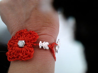 pulsera roja flor de hilo