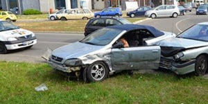 Tânără de 27 de ani rănită după o ciocnire între Opel-uri. Șoferul vinovat de accident e începător