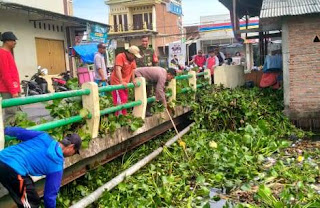 Bhabinkamtibmas Bersama Forkompimcam Membersihkan Aliran Sungai Tuntang Lama  Kecamatan Bonang Cegah Luapan Banjir