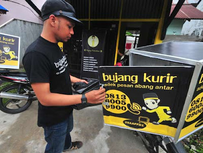 BY ORDER : Karyawan Bujang Kurir tengah memasukkan barang pesanan konsumen ke boks penyimpanan di motor. Siap diantarkan ke kawan bujang sesuai pesanan. FOTO HARYADI/PONTIANAKPOST 