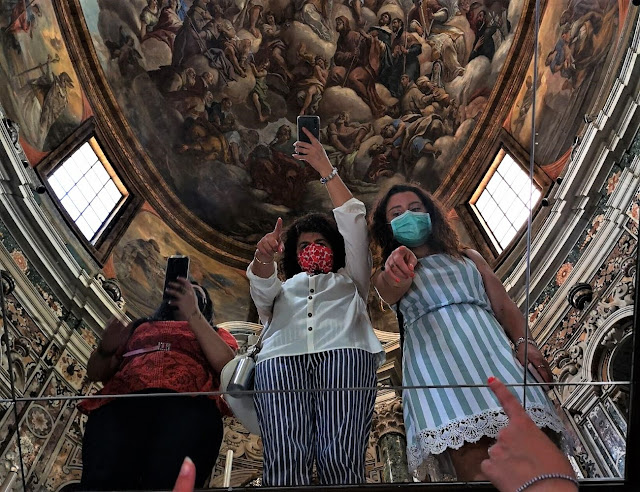 Interno del Cappellone di San Cataldo con tre donne