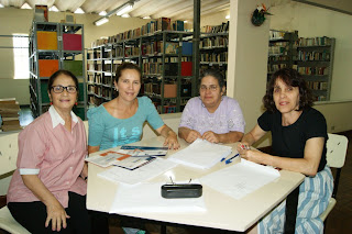 Professora Simone de Souza Fernando, técnica da Secretaria Municipal de Educação, com as integrantes da Comissão que seleciona os trabalhos para a Olimpíada de Língua Portuguesa