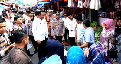 Kapolres Pasbar Pantau Harga dan Stok di Pasar Simpang Tiga