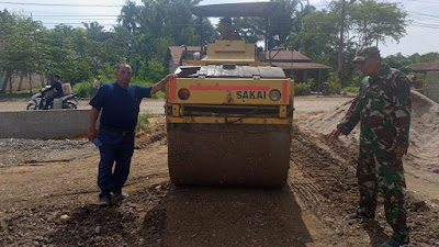  DANRAMIL 09/NL MELANJUTKAN PEMBANGUNAN DAN PENIMBUNAN POS KORAMIL 09/NL DI  PANGKATAN LABUHANBATU
