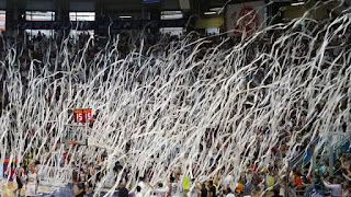 Esultanza Fossa dei Leoni (Fortitudo Bologna-Montichiari - gara 2 finale playoff 2015)