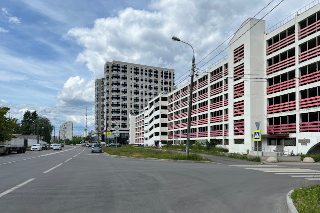 Путейская улица, жилой комплекс «Любовь и голуби», заброшенный гараж (построен в 2016 году)