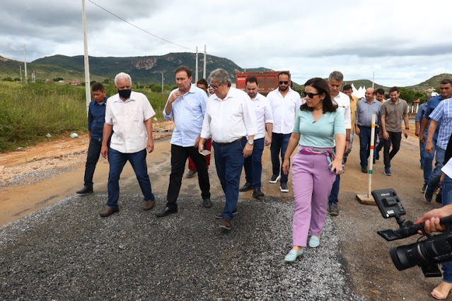 João Azevêdo entrega obras em Malta e Paulista e inspeciona pavimentação de rodovia em Vista Serrana