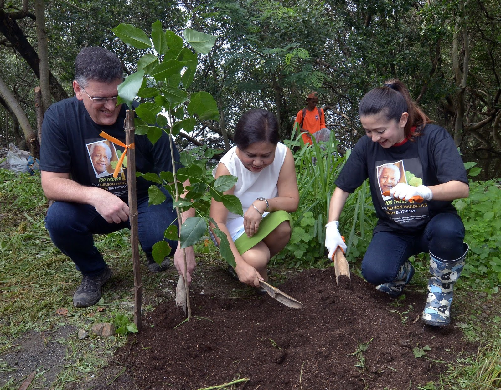 Villar Leads Tree Planting For Mandela S 100th Birthday