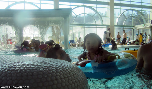 Con Sonia en la piscina del Termeden