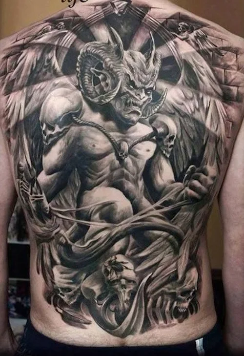 espectacular tatuaje en 3d, el tatuaje cubre la espada del modelo