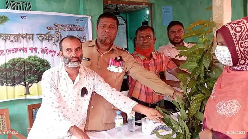 সানন্দবাড়ীতে গাছের চারা বিতরণ