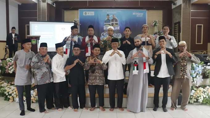 PRABUMULIH-, Sekolah Tinggi Ekonomi Islam (STEI) Al Furqon Prabumulih berkolaborasi dengan beberapa ormas di Kota Prabumulih menggelar kegiatan akbar "1 Hari Spesial Bersama Al Qur'an  (10 jam 10 juz)" dengan tema "Meraih Ketentraman Hidup Bersama Al Qur'an - Indahnya Ramadhan Bersama Al Qur'an" yang berlangsung di Gedung Kesenian Rumah Dinas Walikota Prabumulih, Sabtu (30/3/2024).  Puncak acara yang berlangsung, dibuka langsung oleh Penjabat Walikota Prabumulih H. Elman, ST, MM.  Dalam sambutannya, ia mengucapkan terima kasih kepada peserta dan hadirin tamu undangan yang telah berpartisipasi memeriahkan acara ini.  Kegiatan ini diselenggarakan bertujuan untuk meningkatkan dan menumbuhkan semangat umat muslim khususnya di Kota Prabumulih untuk semakin mencintai Al Qur'an.  Kegiatan tersebut menghadirkan dua pembicara yang memberikan motivasi tentang Al Qur'an. Kedua pembicara tersebut yaitu Ustadz Syambudi, S.Pd.I dan Syekh Naji Sami Esleem, Da’i asal Palestina.  Kegiatan yang berlangsung sampai ifthar ini dihadiri 700 peserta dari berbagai kalangan, mulai dari anak-anak, remaja sampai dengan orang tua. Tampak hadir dalam kegiatan ini beberapa tokoh masyarakat, tokoh ormas dan pejabat publik yang ada di Kota Prabumulih.  Kegiatan ini berlangsung dengan penuh semarak serta mendapatkan sambutan yang meriah dari seluruh peserta. Hampir semua peserta mampu menyelesaikan bacaan Al Quran lebih dari 5 juz dalam satu hari, bahkan ada beberapa peserta yang mampu menyelesaikan bacaan Al Qur'an melebihi 10 juz.  Kegiatan ini mendapatkan apresiasi positif dari Pemerintah Kota Prabumulih. "Kami atas nama Pemerintah Kota Prabumulih mengucapkan terima kasih yang sebesar-besarnya kepada penyelenggara. Semoga kedepan agenda positif seperti ini terus diselenggarakan di Kota Prabumulih,"tutur Elman orang nomor satu di Kota Nanas.  Robby Kaharudin selaku Ketua STEI AL-FURQON menambahkan bahwa, Bulan suci Ramadhan adalah momentum untuk kita semua dalam meningkatkan ibadah kita, terutama yang hari ini dilakukan yakni tilawatil Qur'an. Jika kita membaca Al-Qur'an itu setiap hurufnya dihitung 1 kebaikan namun kabar baiknya jika di Bulan Ramadhan pahala kebaikan itu akan Allah lipatgandakan. Kegiatan ini lanjutan dari syi'ar dakwah di kota Prabumulih khususnya dalam upaya mendekatkan diri dengan Al-Qur'an.