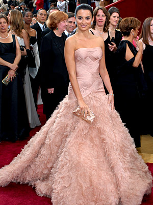penelope cruz oscar dress 2007. Penelope Cruz at the Oscars, 2007 in a glamourous