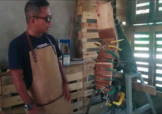 Sepeda Unik Berbahan Kayu. Butuh waktu 6 bulan untuk riset dan megnerjakan sepeda kayu Kayu Karet dipilih karena tingkat kelenturan dan kekuatannya yang tinggi. Kreator Sepeda Kayu. Sepeda listrik dijual Rp. 11 juta dan sepeda biasa Rp. 5 juta.