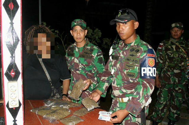   Wanita Bawa 265 Gram Ganja Diamankan Satgas Pamtas Yonif PR 328 Kostrad di Perbatasan