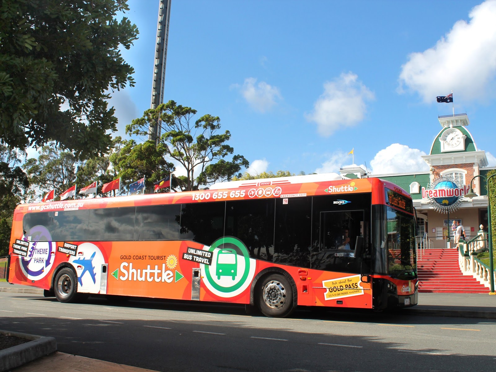 Apabila Kita tidak ingin ribet atau repot dengan rute yang ditawrkan Bus Maka sebagai wisatawan kita juga bisa looh menggunakan Gold Coast Tourist Shuttle