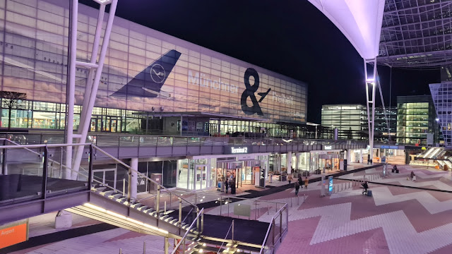 Flughafen München - Atrium zwischen Terminal 1 und 2 mit Parkhaus P20 im Hintergrund