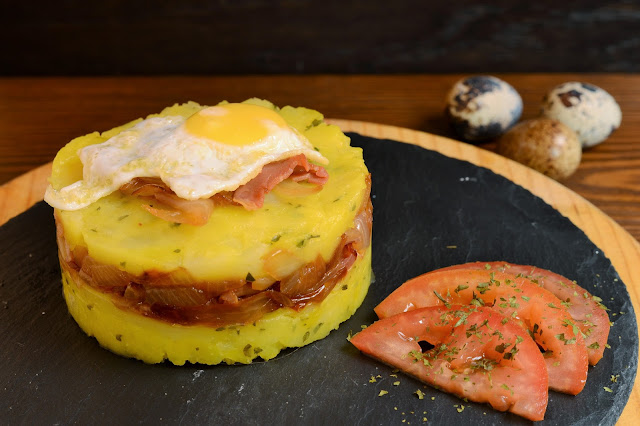 Pastel de patatas, jamón y huevo de codorniz.