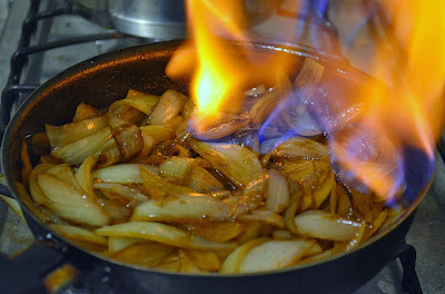 Cebolas Flambadas na Cachaça (vegana)