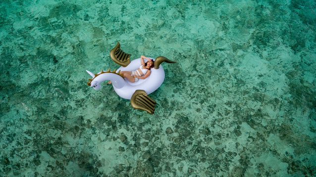 boia de unicórnio branco no mar das Maldivas