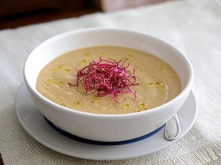 Crema de lentejas con brotes de remolacha