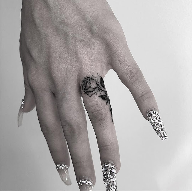 118 lindas tatuagens femininas para os dedos