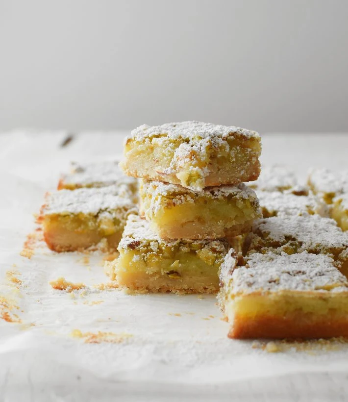 Barritas de limón con pistachos, la base de masa quebrada se aromatiza con romero, son fáciles y deliciosas