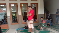 Sertu Sarmin Sholat Jum'at di Wilayah Binaan Sambil Terapkan Edukasi PPKM