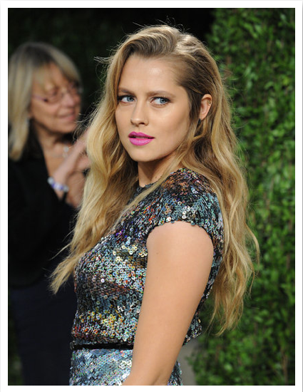 Teresa Palmer was on trend with her beach waves and bright fuchsia lipstick at the Vanity Fair party.