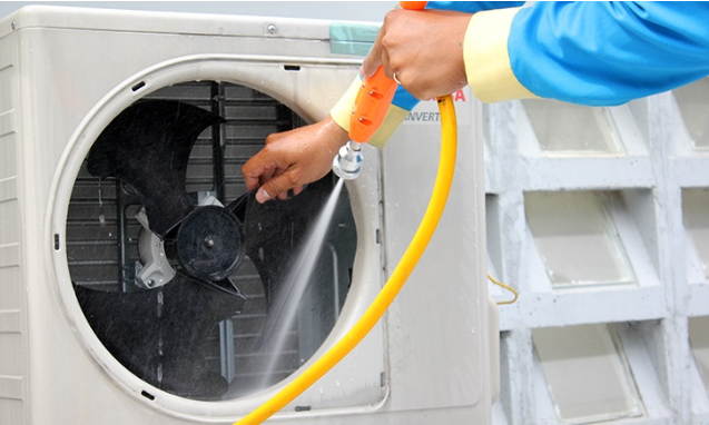 Bụi bẩn sẽ tích tụ bên trong máy làm giảm hiệu suất làm lạnh, do đó việc vệ sinh máy lạnh thường xuyên là rất cần thiết.