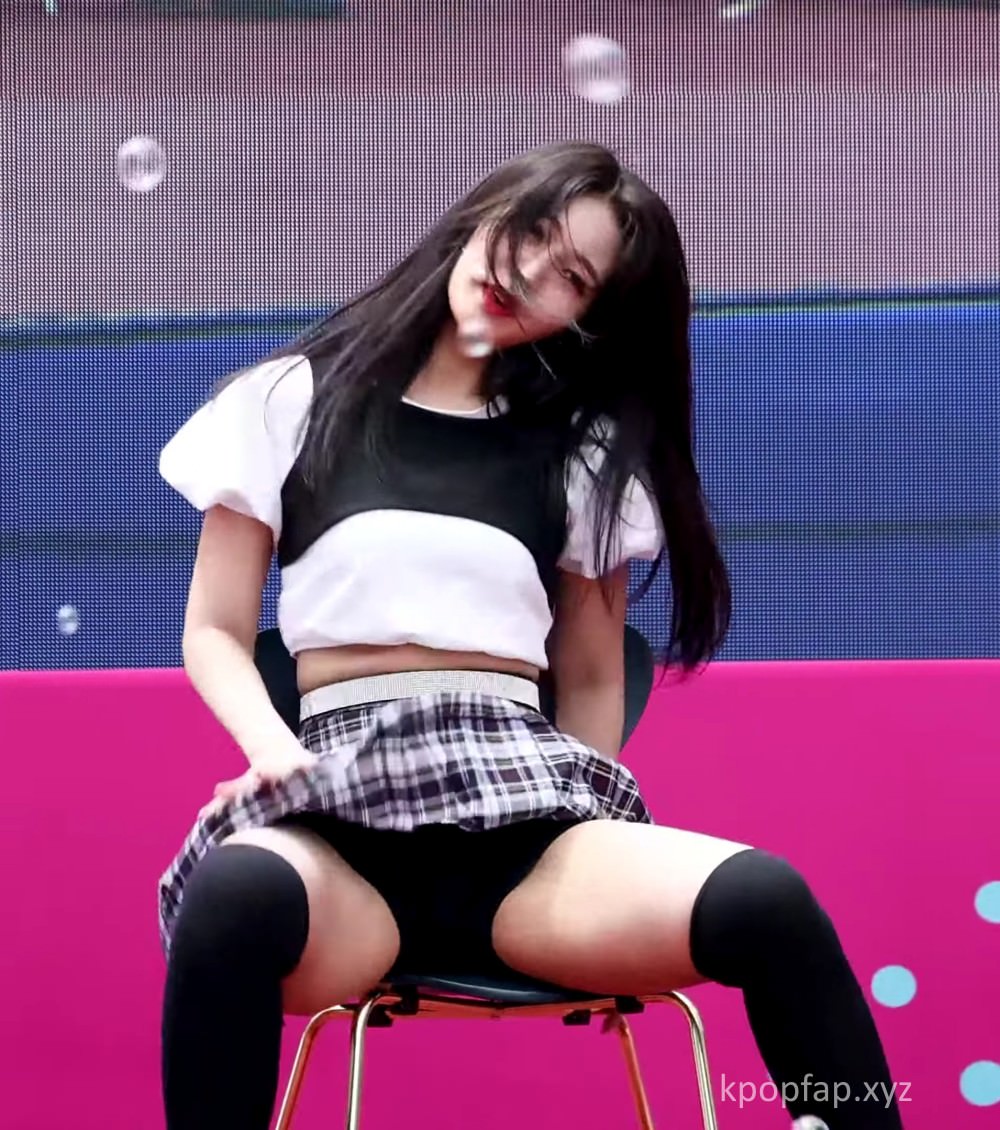 Everglow - Sihyeon - Spreading legs, Everglow Sihyeon Spreading for you,Everglow Sihyeon sexy legs ,Everglow Sihyeon thighs