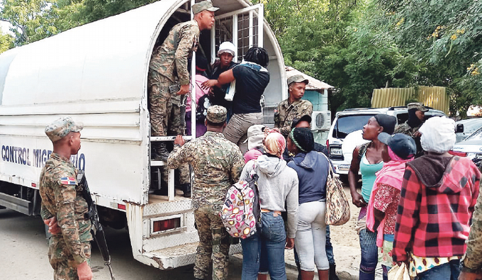 Militares le trancan a haitianos el juego de ‘El gato y el ratón’