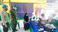 Babinsa Koramil 02 Rangsang Barat Membantu serta Mengawasi Vaksinasi 