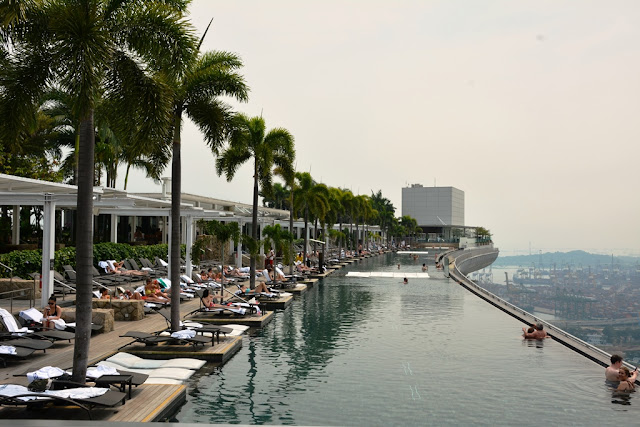 Ku De Ta Bar Singapore swimming pool