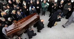  Ένα απίστευτο περιστατικό εκτυλίχθηκε πριν δύο μέρες σε κοιμητήριο κοινότητας της δυτικής Λεμεσού, όταν ο ιερέας διέκοψε τη νεκρώσιμη ακολο...