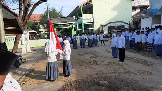Madrasah Aliyah Zainal Arifin Terate Pandian Sumenep Laksanakan Upacara Bendera Merah Putih