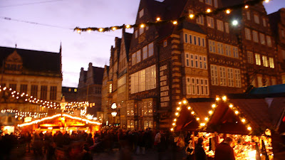 Image of Bremen´s town square, during the Christmas market, at night.