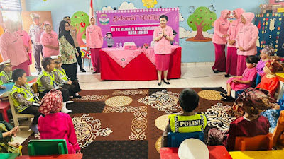 Ketua Bhayangkari Cabang Kota Jambi Sambangi TK Bhayangkari 30 Dalam Rangka Kunker