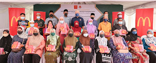 12 keluarga asnaf yang menerima sumbangan McDonald Malaysia