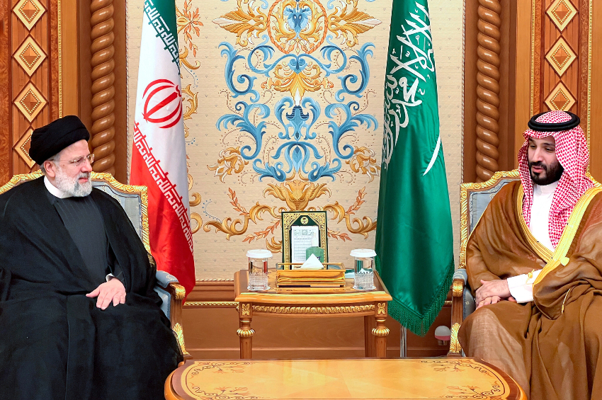 O príncipe herdeiro saudita Mohammed bin Salman (dir.) se encontra com o presidente do Irã, Ebrahim Raisi, durante uma reunião de emergência da Liga Árabe e da Organização de Cooperação Islâmica (OCI), em Riad, em 11 de novembro | Presidência do Irã/AFP