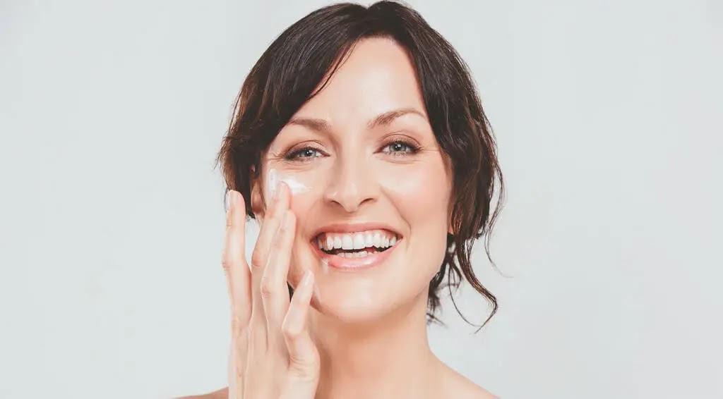 أفضل 50 طريقة لإزالة التجاعيد من الوجه مجربة وطبيعي ۱۰۰٪