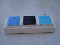 Press the three mozaic tiles (smooth side up) into the glue